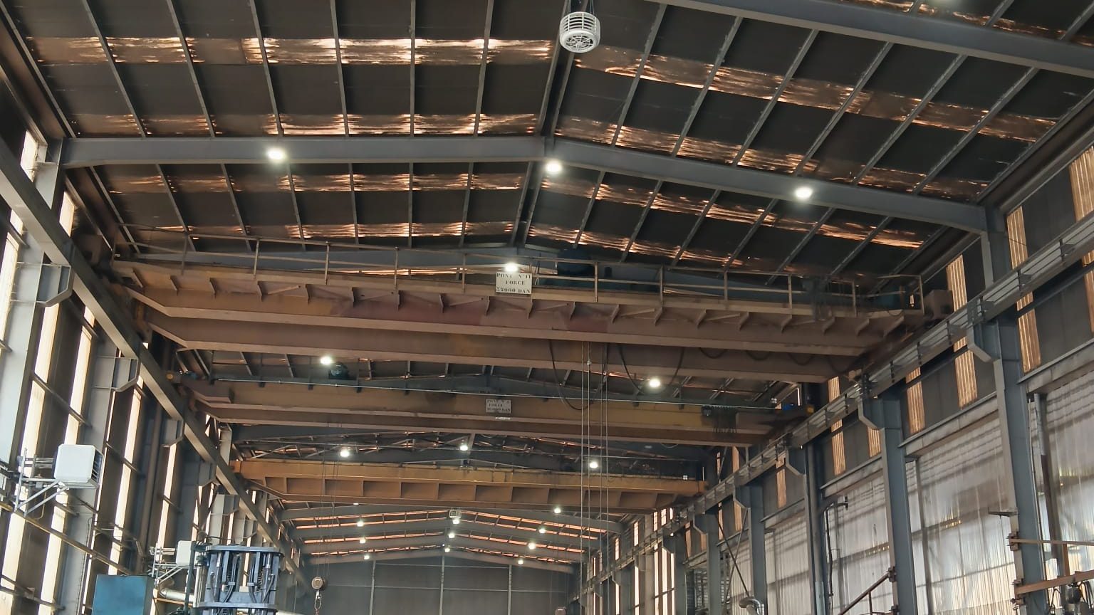 Nef industrielle équipée de déstratificateurs d'air LM3 PRO