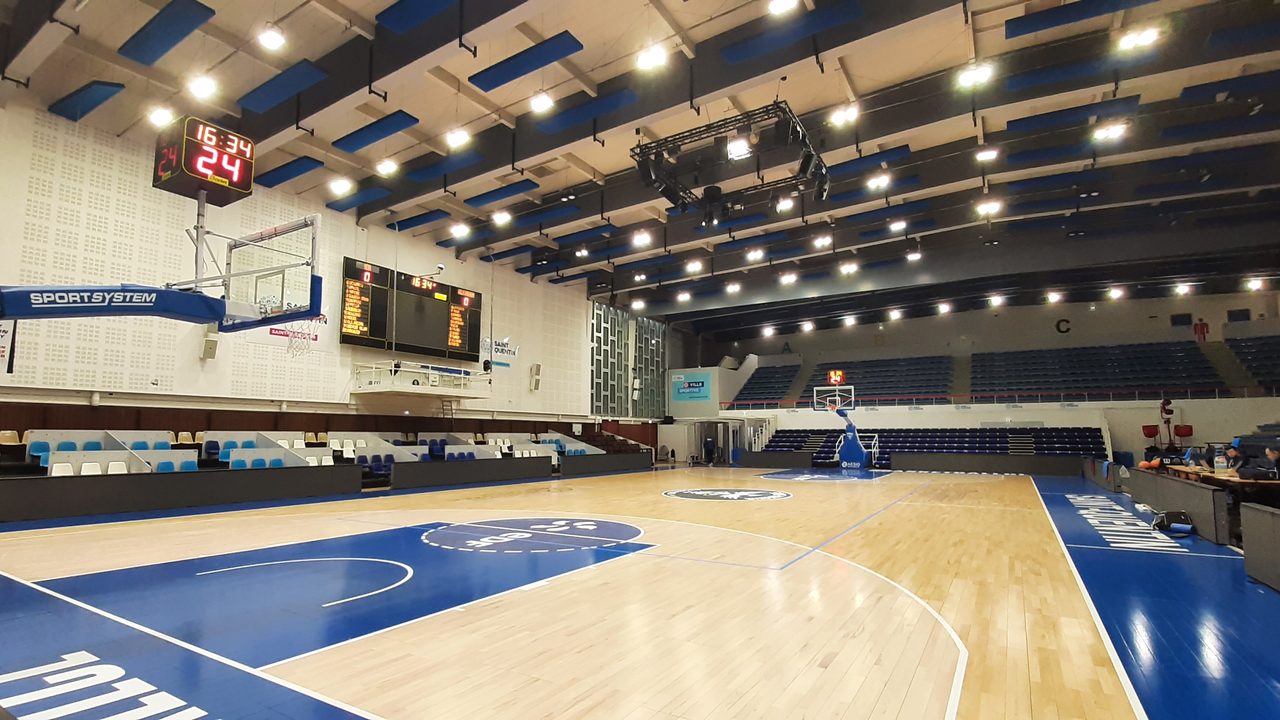 Gymnase de basket professionnel à grand volume — déstratification thermique LM3 PRO en ERP sportif